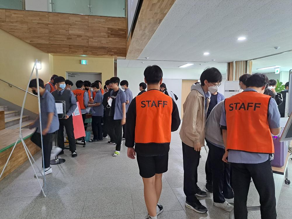 감염병 방역 수칙의 일환으로 올바른 손 씻기 실천의 중요성을 인식시키기 위해 학교에서 점심시간을 활용하여  뷰박스를 활용한 손 씻기 캠페인을 실시함.